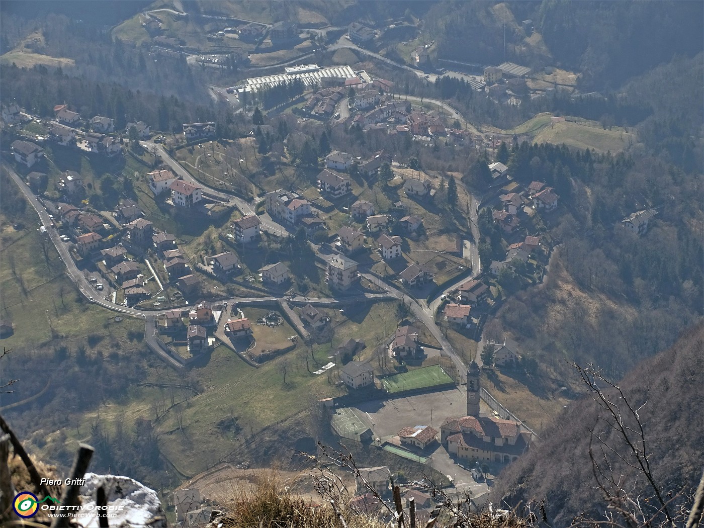 51 Dalla croce di Cima Cornetti vista a precipizo su Cornalba.JPG -                                